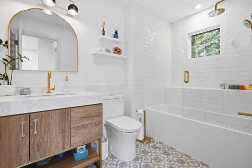 2025 45 Avenue Sw, Calgary, AB - Indoor Photo Showing Bathroom