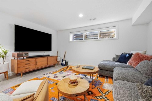 2025 45 Avenue Sw, Calgary, AB - Indoor Photo Showing Living Room