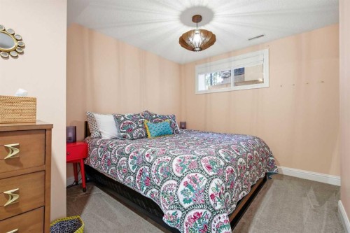 2025 45 Avenue Sw, Calgary, AB - Indoor Photo Showing Bedroom