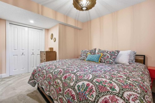 2025 45 Avenue Sw, Calgary, AB - Indoor Photo Showing Bedroom