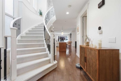2025 45 Avenue Sw, Calgary, AB - Indoor Photo Showing Other Room