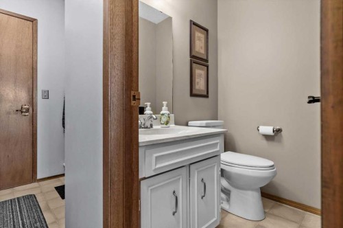 8 Deerbow Circle Se, Calgary, AB 