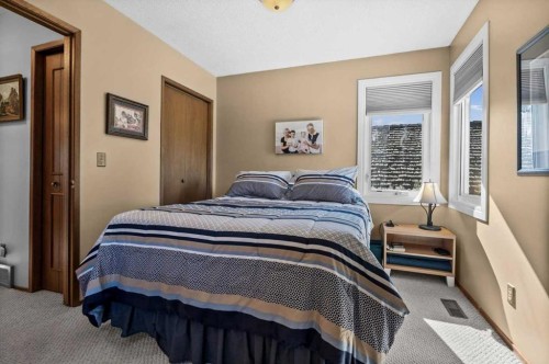 8 Deerbow Circle Se, Calgary, AB 