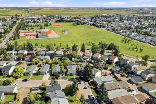 27 Erin Grove Close Se, Calgary, AB 