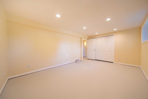 116 Queensland Place Se, Calgary, AB 