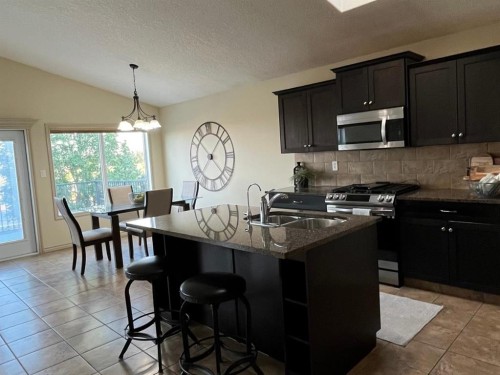 226 Gateway Manor SOUTH, Lethbridge, AB T1K 5S1 3