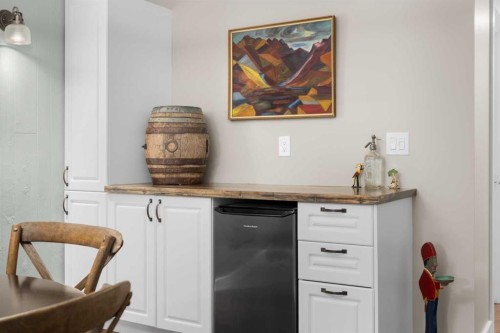8343 48 Avenue Nw, Calgary, AB 