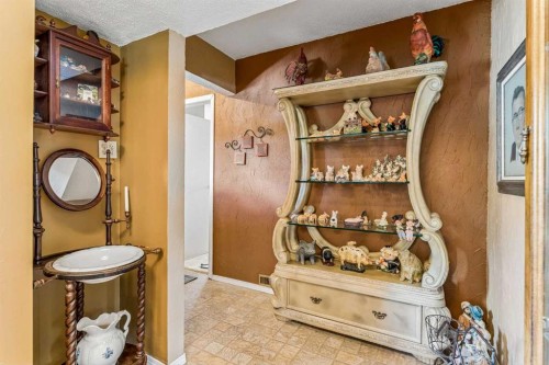 708 Lake Bonavista Drive Se, Calgary, AB 