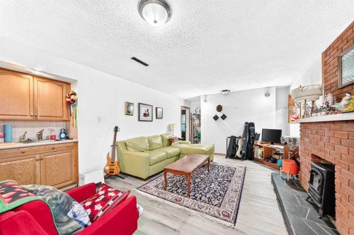 8344 47 Avenue Nw, Calgary, AB 
