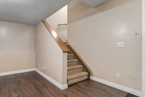 109 Hidden Creek Gardens Nw, Calgary, AB 