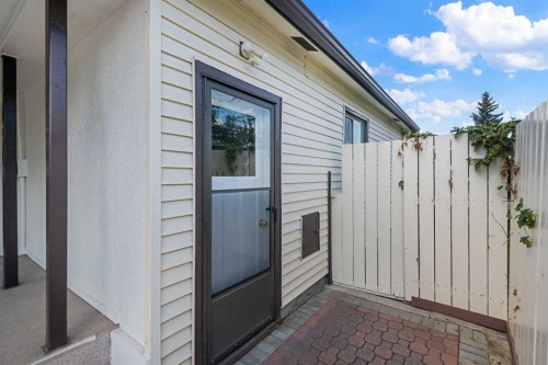8335 47 Avenue Nw, Calgary, AB 