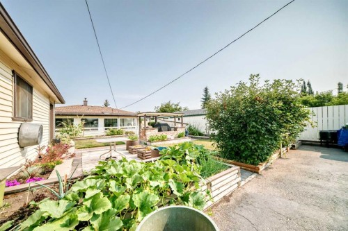 8335 47 Avenue Nw, Calgary, AB 