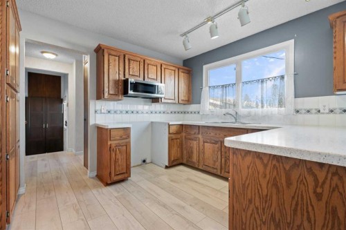 135 Queensland Road Se, Calgary, AB 