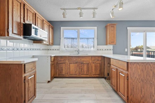 135 Queensland Road Se, Calgary, AB 
