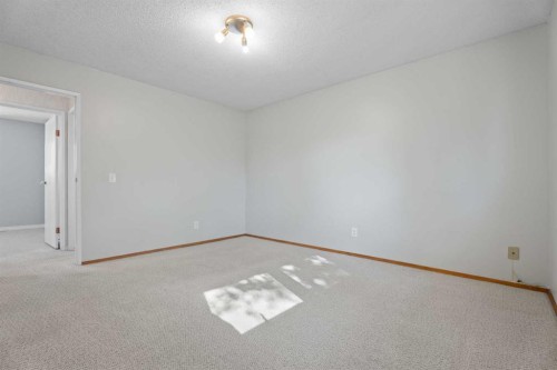 135 Queensland Road Se, Calgary, AB 