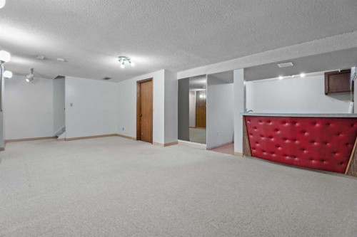 135 Queensland Road Se, Calgary, AB 
