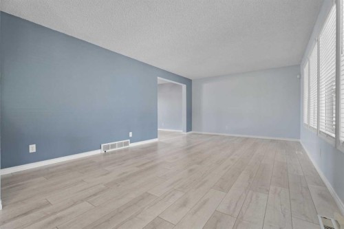 135 Queensland Road Se, Calgary, AB 