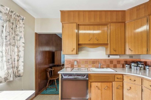 28 Gainsborough Drive Sw, Calgary, AB 