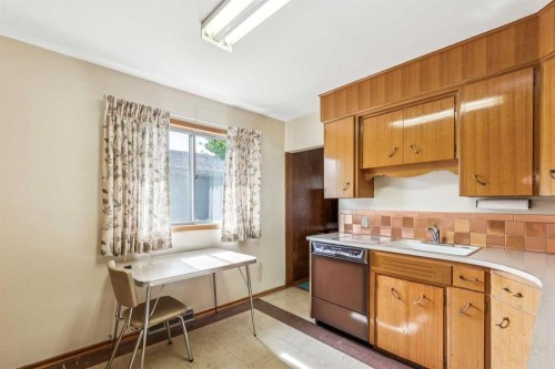 28 Gainsborough Drive Sw, Calgary, AB 