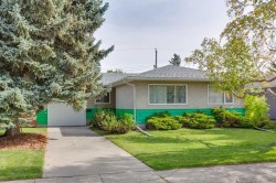 28 Gainsborough Drive SW Calgary, AB T3E 4W7
