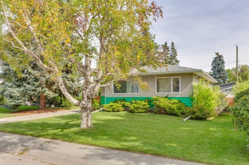 28 Gainsborough Drive Sw, Calgary, AB 
