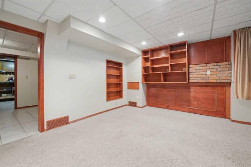 71 Coach Gate Way Sw, Calgary, AB 