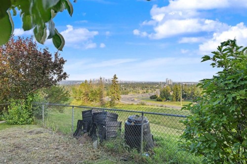 71 Coach Gate Way Sw, Calgary, AB 