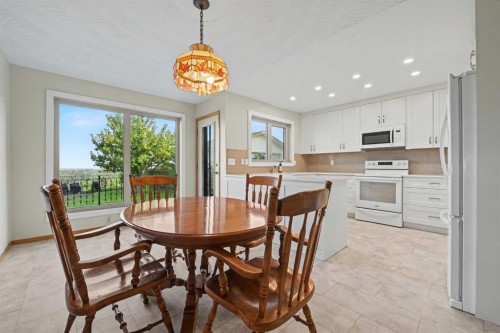 71 Coach Gate Way Sw, Calgary, AB 