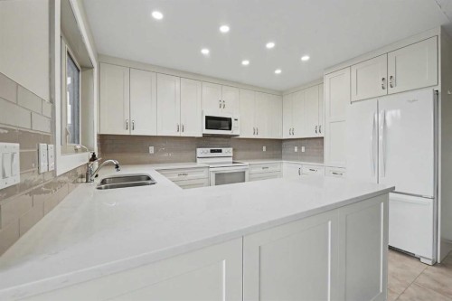71 Coach Gate Way Sw, Calgary, AB 