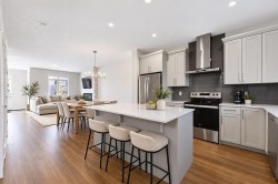 10 Lucas Close NWCalgary, AB T3P 1Z5