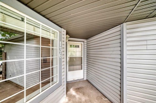 136 Bridlemeadows Common Sw, Calgary, AB 