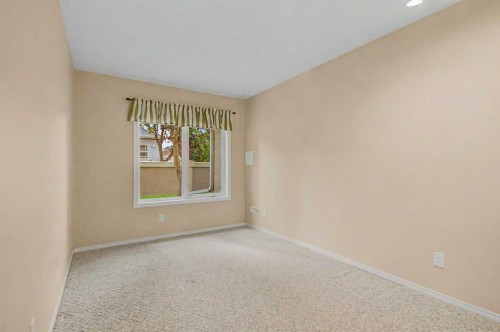 26 Mt Mckenzie Villas Se, Calgary, AB 