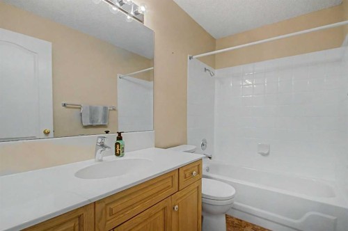26 Mt Mckenzie Villas Se, Calgary, AB 