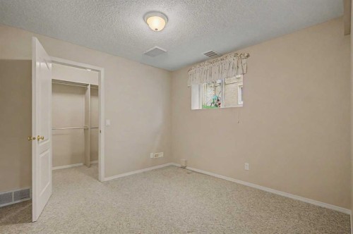 26 Mt Mckenzie Villas Se, Calgary, AB 
