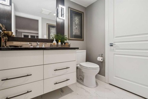 8203-400 Eau Claire Avenue Sw, Calgary, AB - Indoor Photo Showing Bathroom