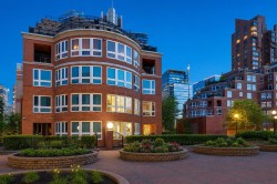 8203-400 Eau Claire Avenue SW Calgary, AB T2P 4X2