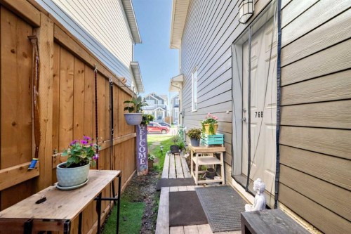 76 Magnolia Grove Se, Calgary, AB 