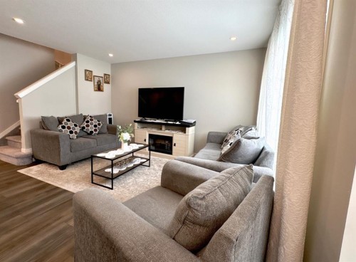 10 Earl Close, Red Deer, AB 