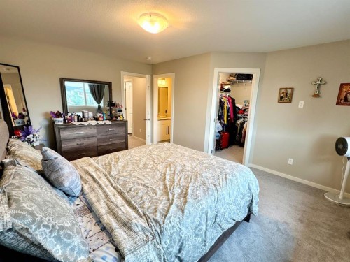 10 Earl Close, Red Deer, AB 