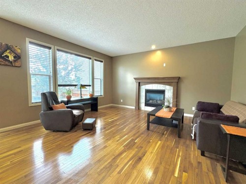 8 Sunset Square, Cochrane, AB 