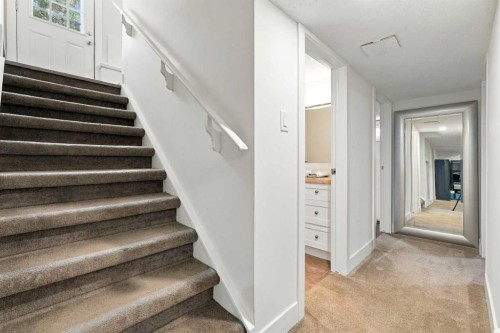 137 Lissington Drive Sw, Calgary, AB 
