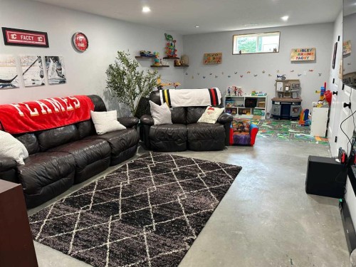 8 Westpoint Drive, Didsbury, AB 