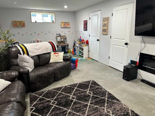8 Westpoint Drive, Didsbury, AB 