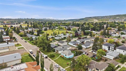 7711 39 Avenue Nw, Calgary, AB 