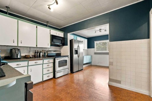 7711 39 Avenue Nw, Calgary, AB 