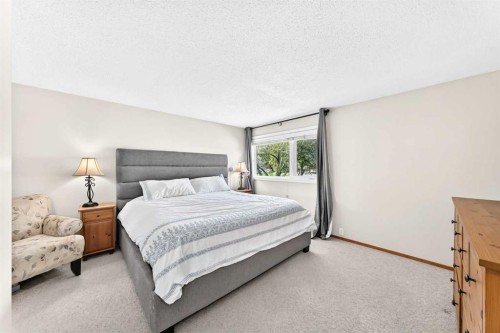 12 Cantrell Bay Sw, Calgary, AB 
