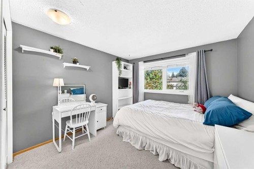12 Cantrell Bay Sw, Calgary, AB 