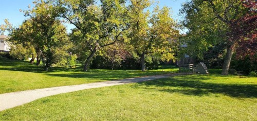 12 Cantrell Bay Sw, Calgary, AB 