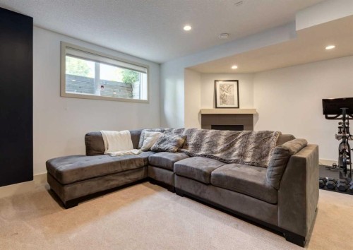 4624 83 Street Nw, Calgary, AB 