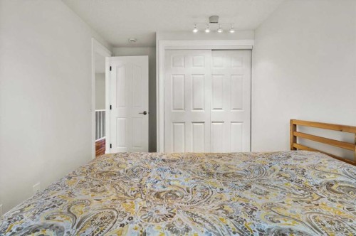208 Queenston Heights Se, Calgary, AB 
